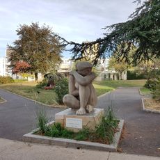 Jeune femme assise