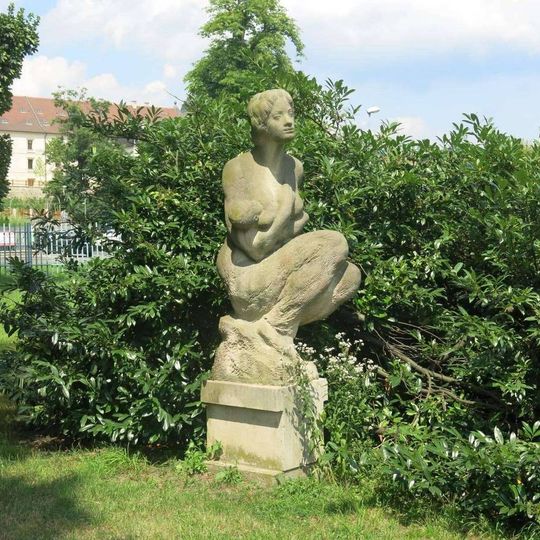 Socha matky s dítětem v ulici U Plovárny v Děčíně