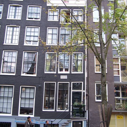 Pand met gevel onder rechte lijst