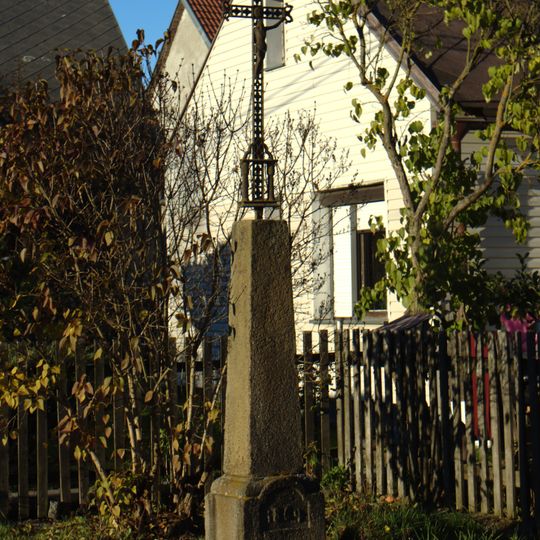 Kříž na křižovatce ve středu vsi