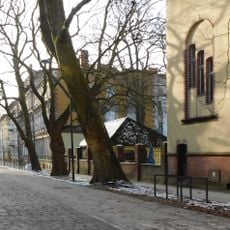 Ogrodzenie budynku przy ul. Szarych Szeregów 1 w Słupsku