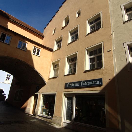 Wohn- und Geschäftshaus