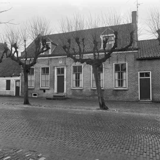 Huis met zes traveeën brede lijstgevel