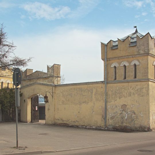 Ogrodzenie z basztami i bramą