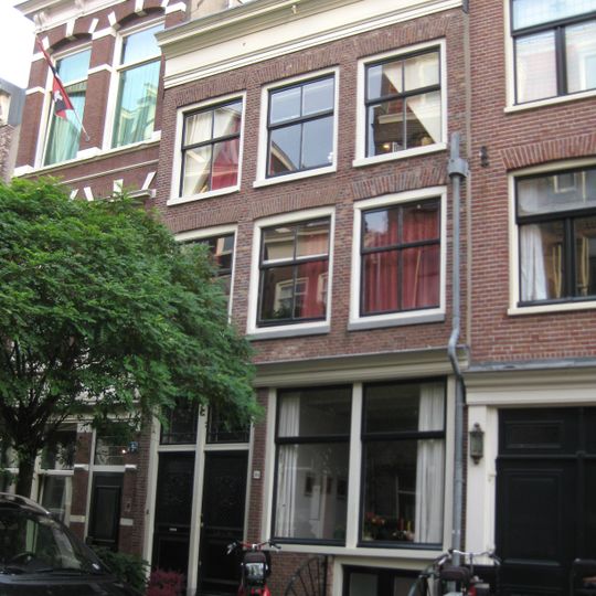 Pand met gevel onder rechte lijst met dakvoorschot