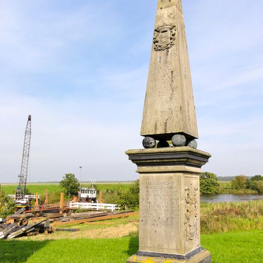 Gedenkteken voor het sluiten van de Lauwerszeedijk