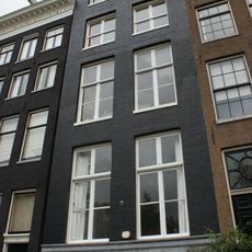 Pand met gevel onder rechte lijst met hardstenen pui en gesneden empire ramen