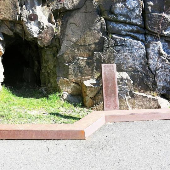 Pamětní deska důlní štoly u přehrady v Kadani