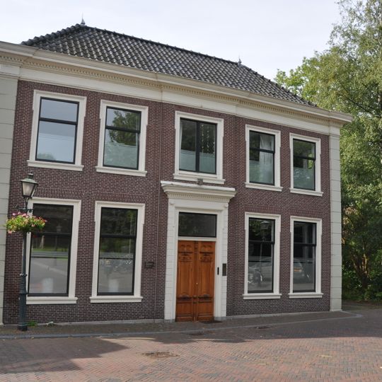 In oorsprong vrijstaand pand met verdieping onder omlopend schilddak
