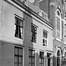 Huis met geverfde lijstgevel