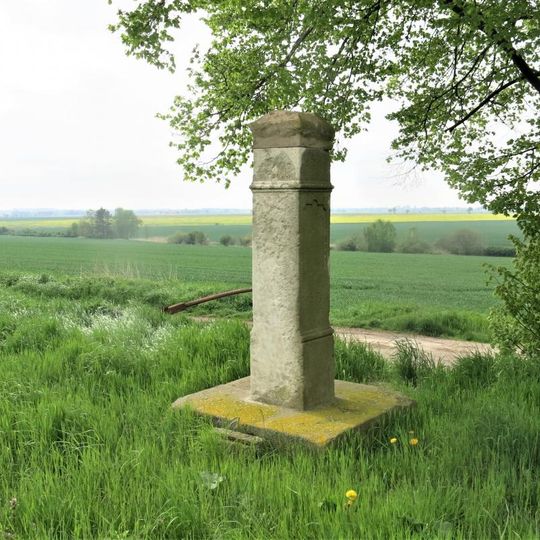 Kříž u silnice severně od Katusic