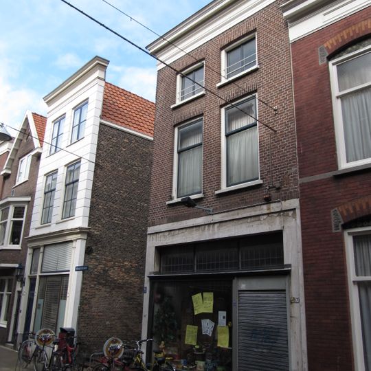 Hoekpand Driehuissteiger. Aan de Voorstraatshaven gevel onder rechte lijst