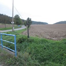 Kříž západně od Čeliny u křižovatky