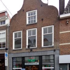 Winkelpand met halsgevel met in- en uitgezwenkte zijkanten en jongere onderpui