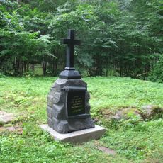 Гранитный крест на месте пустыни игумена Назария (Сортавальское г.п.)