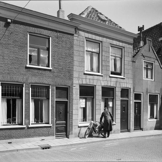 Huis met gecementeerd puntgeveltje