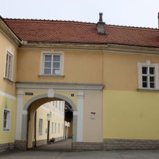 Pfarrhof, Gartenpavillon und Wehrmauer