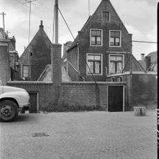 Pand met klokgevel, bekroond door halfcirkelvormige lijst