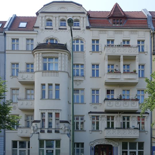 Mietshaus und Innenhof Bornholmer Straße 90