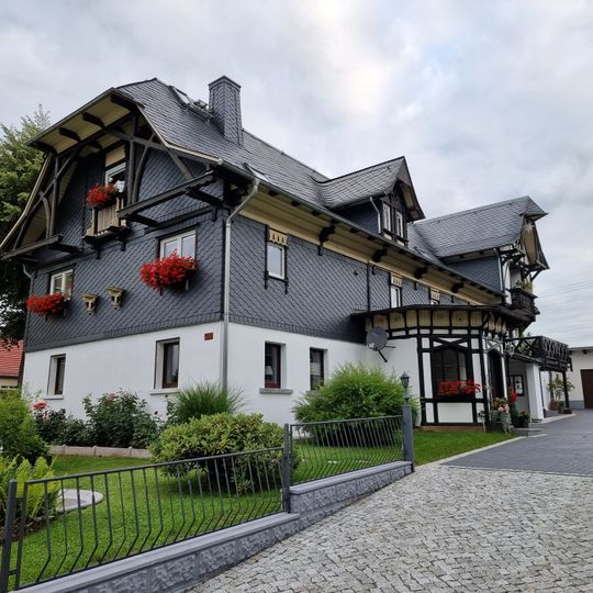 Wohnhaus im Landhausstil, mit Windfang Hauptstraße 100