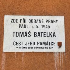 Pamětní deska Tomáše Batelky na domě U nových domů II 527/1 v Praze