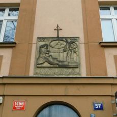 Pamětní deska stavebního družstva Penězozaměstnanec na domě Komunardů 1456/57 v Holešovicích