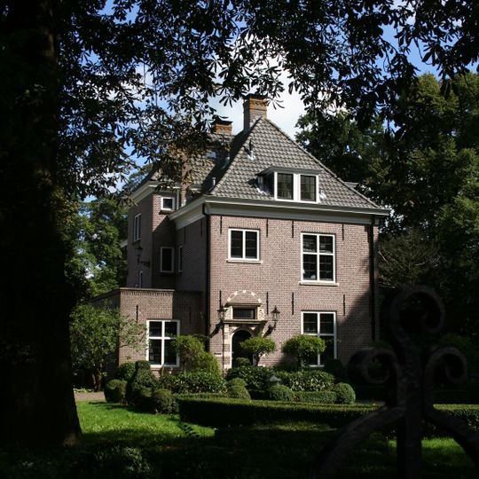 Complex de Marthastichting: villa in de Nieuw-Historiserende bouwstijl