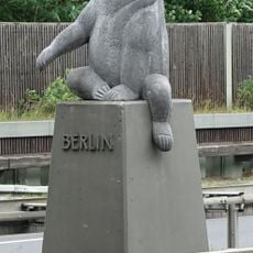 Berliner Meilenstein & Bärenskulptur