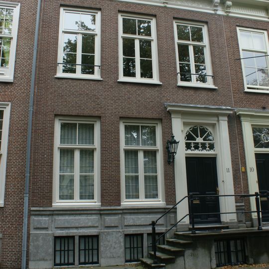 Pand voorzien van gevel met kroonlijst op gesneden consoles, deuromlijsting met pilasters