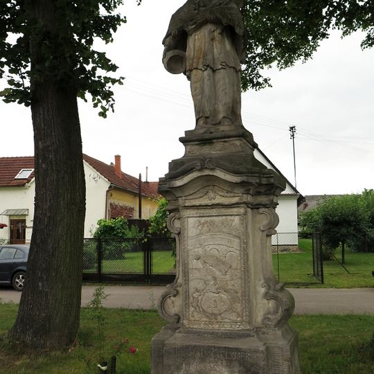 Socha svatého Jana Nepomuckého v Tatenicích u zámku