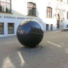 Plastika Koule v Gutenbergově ulici v Liberci