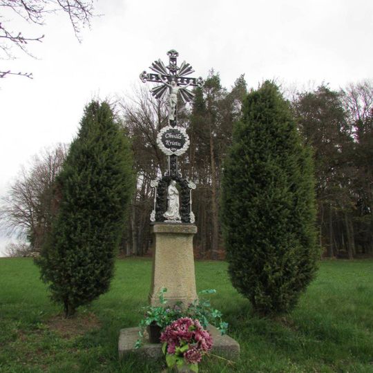 Kříž jižně od Služátek u křižovatky polních cest