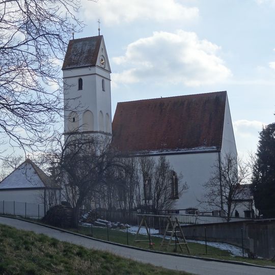 Katholische Kirche Mariä Heimsuchung mit Mauer