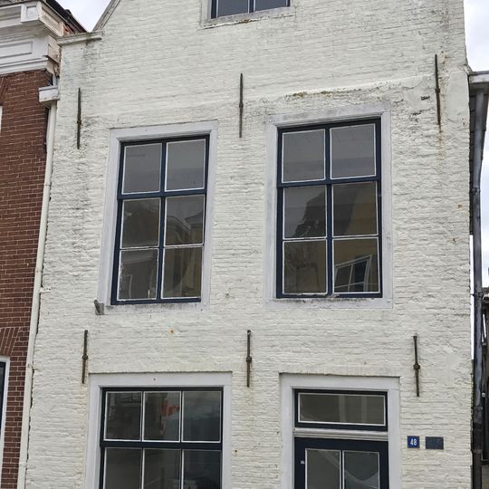 Pand onder zadeldak tegen topgevel