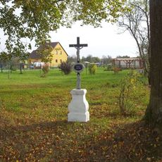 Kříž severně od Chotěmic u zatáčky