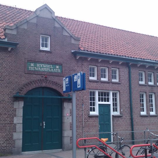 Station Deventer: goederenloods met fietsenstalling