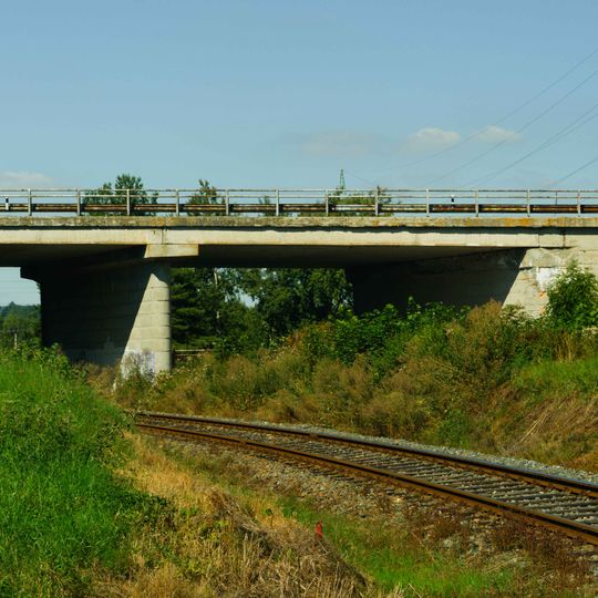 Most Plzeňské ulice přes železnici u Malého Rapotína