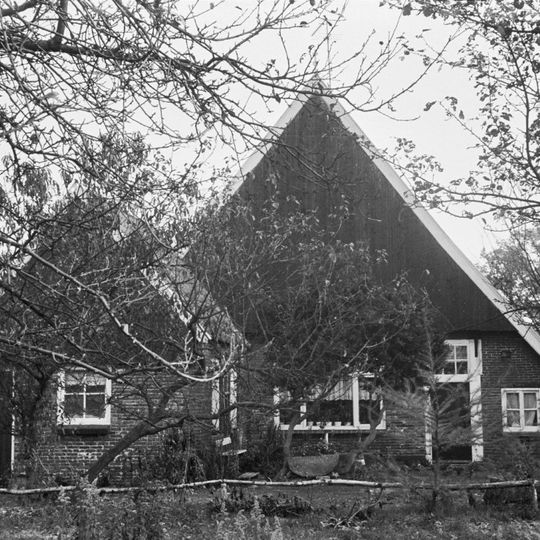 Boerderij, waarbij het vakwerk in de wanden van het bedrijfsgedeelte vrijwel volledig bewaard is gebleven
