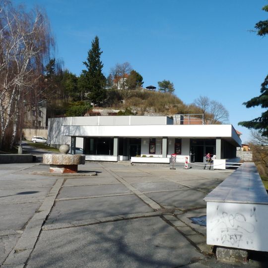 Keramická kašna před kinem Luna v Českém Krumlově