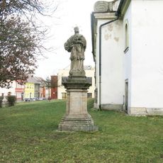 Socha svatého Jana Nepomuckého u kostela na Husově náměstí v Chabařovicích