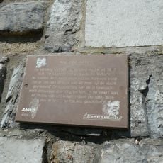 Gedenksteen in de stadswal