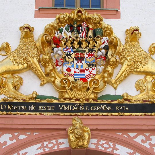 Einzeldenkmal in o. g. Sachgesamtheit: Jagdschloss als geschlossene Vierflügelanlage mit Hauptportal im nördlichen Torflügel, südlichem Torflügel, östlicher Schlosskapelle sowie Innenausstattung, nördlich der Schlossanlage vorgelagertes Torhau