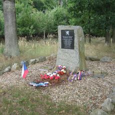 Památník výsadkového oddílu SPELTER na okraji lesa severně od Kramolína