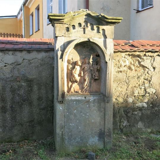 Kaplička X. zastavení křížové cesty u kostela Nalezení svatého Kříže ve Frýdlantu