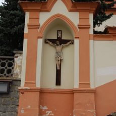 Kaplička v Kasejovicích před kostelem vlevo od brány