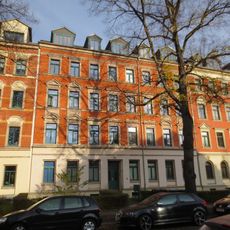 Mietshaus in geschlossener Bebauung mit Vorgarten Walter-Oertel-Straße 6