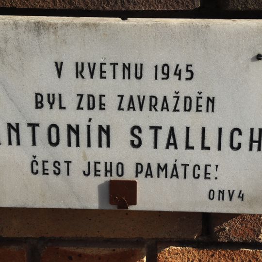 Pamětní deska Antonína Stallicha na domě Pod Rovinou 687/14 v Praze
