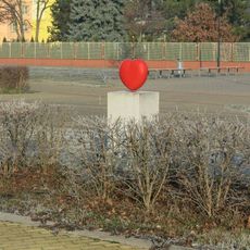 Plastika Srdce na křižovatce ulic Husova a Na valech v Poděbradech