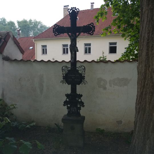 Starý kříž u kostela