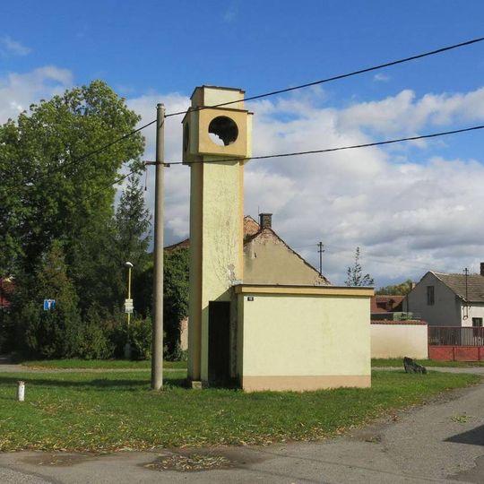 Zvonička na rozcestí v centru Záryb